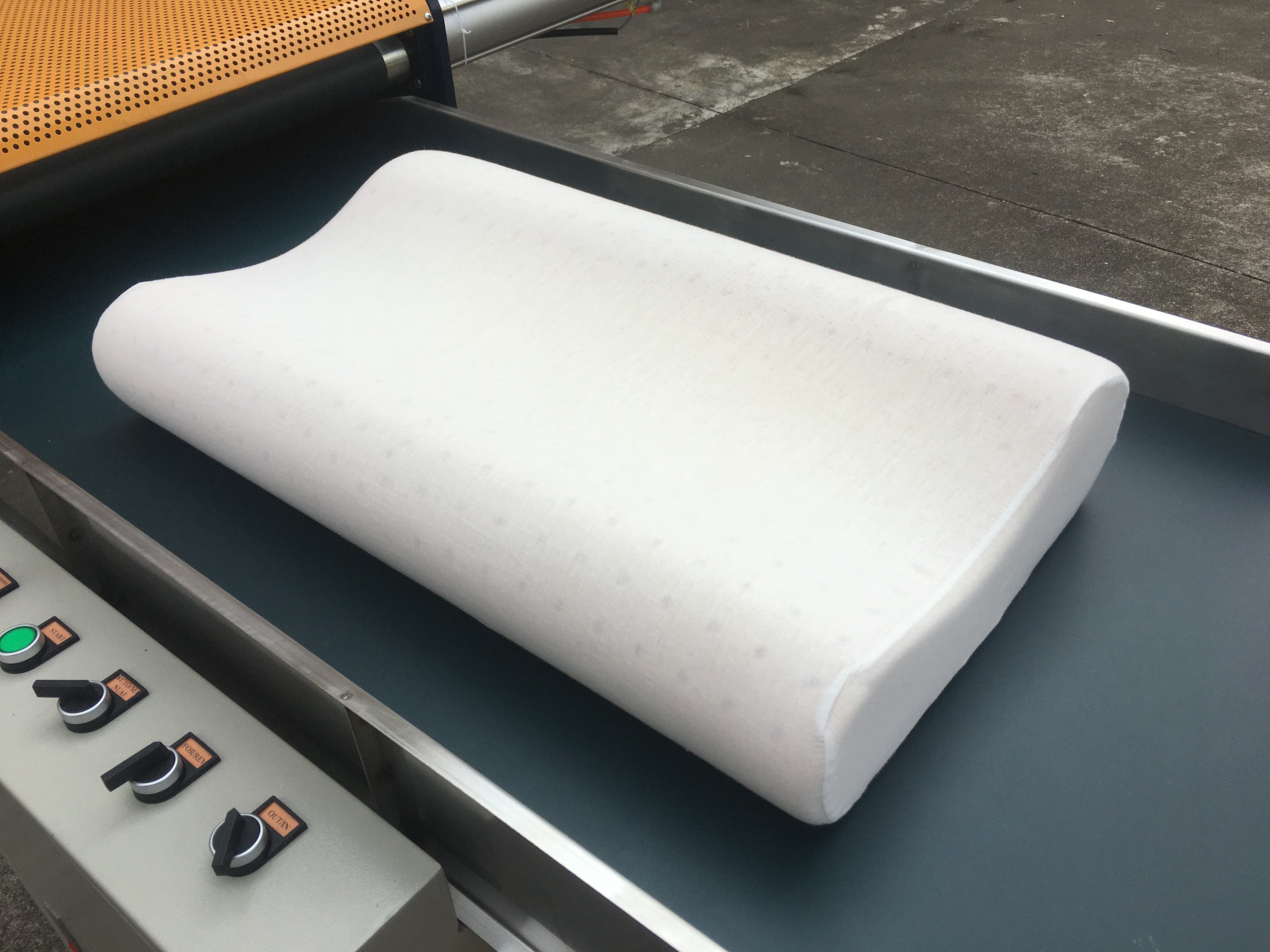 China made Automatically Pillow Roll Packing Machine for packing bed in roller